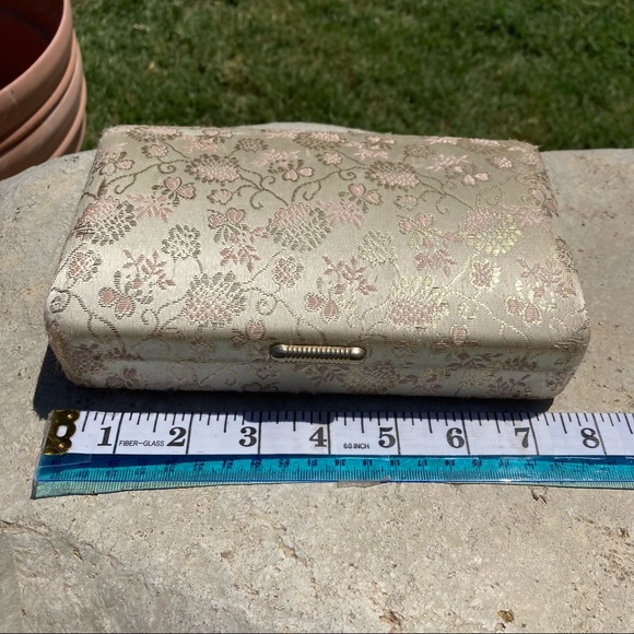 Vintage Champagne/Gold Jewelry Clutch! - Picture 5 of 10